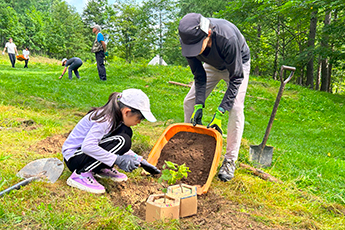 社員による植樹活動