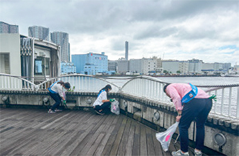 社員によるごみ拾い活動